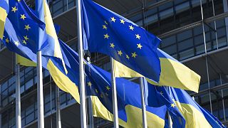 Flaggen der EU und der Ukraine vor dem Europäischen Parlament in Straßburg