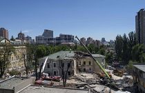Equipas de salvamento retiram os escombros do Hospital Pediátrico de Okhmatdyt, atingido por mísseis russos em Kiev, na Ucrânia.