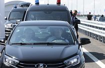 الرئيس الروسي فلاديمير بوتين يقود سيارة لادا أورا