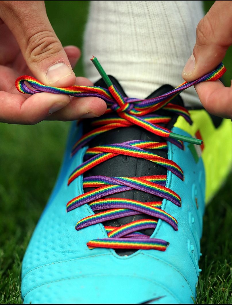 David Meyler, de Hull City, se ata los cordones del arcoíris en sus botas antes de su partido de fútbol de la Premier League inglesa contra el Newcastle United en 2013.