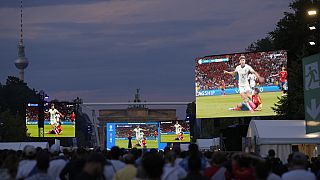Tifosi guardano la partita finale degli Euro 2024 tra Spagna e Inghilterra in una fan zone allestita a Berlino, 14 luglio 2024 