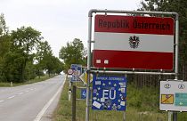 لافتة مكتوب عليها "جمهورية النمسا" تقف عند المعبر الحدودي المغلق من النمسا إلى جمهورية التشيك بالقرب من رينثال، النمسا، الأربعاء 13 مايو 2020. 