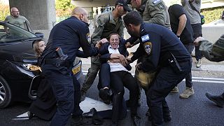 الشرطة الإسرائيلية تدفع شبانًا يهوديين متطرفين أغلقوا طريقًا احتجاجًا على التجنيد العسكري في بني براك، بالقرب من تل أبيب، إسرائيل، الثلاثاء 16 يوليو، 2024.