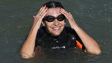 Anne Hidalgo nada no rio Sena