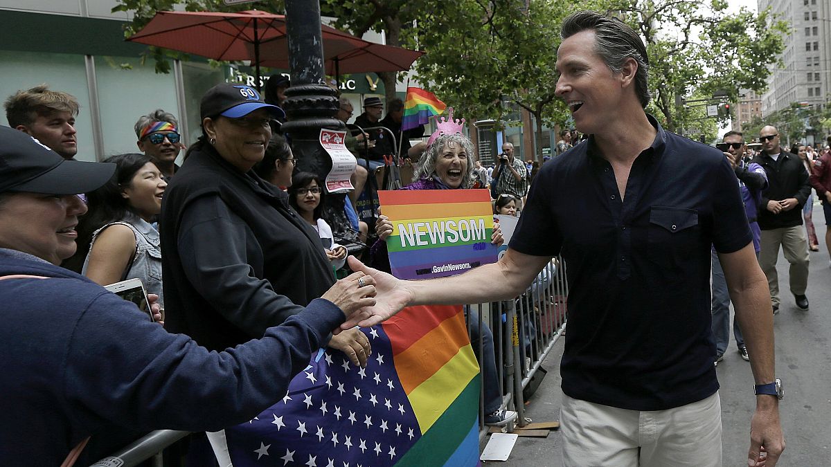 Kaliforniya Valisi Gavin Newsom, 25 Haziran 2017 Pazar günü San Francisco'daki Onur Yürüyüşü'nde izleyicileri selamlıyor.