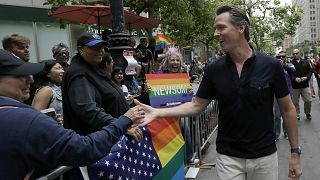 Kaliforniya Valisi Gavin Newsom, 25 Haziran 2017 Pazar günü San Francisco'daki Onur Yürüyüşü'nde izleyicileri selamlıyor.