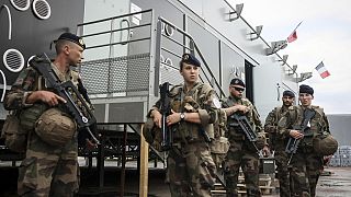 Soldados saem para uma patrulha no acampamento militar montado no bosque de Vincennes, segunda-feira, 15 de julho de 2024, nos arredores de Paris. 