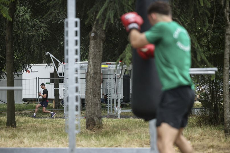 Soldados exercitam-se no campo militar montado nos bosques de Vincennes, segunda-feira, 15 de julho de 2024, nos arredores de Paris.