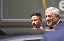 Le ministre italien des Affaires étrangères Antonio Tajani, à droite, arrive à une réunion du PPE avant un sommet de l'UE à Bruxelles, le lundi 17 juin 2024.