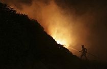 Un pompier luttant contre incendie au Portugal
