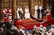 O rei Carlos III da Grã-Bretanha senta-se ao lado da rainha Camila durante a abertura do Parlamento no Palácio de Westminster em Londres, terça-feira, 7 de novembro de 2023.