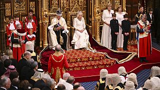 O rei Carlos III da Grã-Bretanha senta-se ao lado da rainha Camila durante a abertura do Parlamento no Palácio de Westminster em Londres, terça-feira, 7 de novembro de 2023.