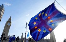 As bandeiras da UE e do Reino Unido são hasteadas juntas durante um protesto na Praça do Parlamento, em Londres.