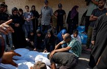 کشته شدگان بمباران نوار غزه در سردخانه بیمارستانی در دیرالبلاح، ۱۶ ژوئیه ۲۰۲۴