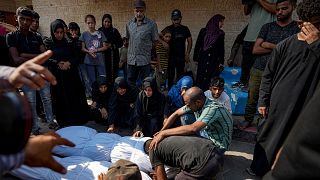 کشته شدگان بمباران نوار غزه در سردخانه بیمارستانی در دیرالبلاح، ۱۶ ژوئیه ۲۰۲۴