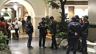 Rendőrök a bangkoki Grand Hyatt Erawan Hotel előtt, 2024. július 16-án 