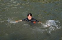 Paris Belediye Başkanı Anne Hidalgo Seine nehrinde yüzüyor.