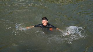 Paris Belediye Başkanı Anne Hidalgo Seine nehrinde yüzüyor.