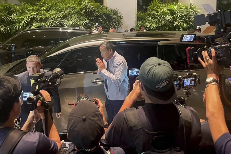 Tayland Başbakanı Srettha Thavisin, Bangkok'taki Grand Hyatt Erawan Oteli'nin önünde görülüyor.