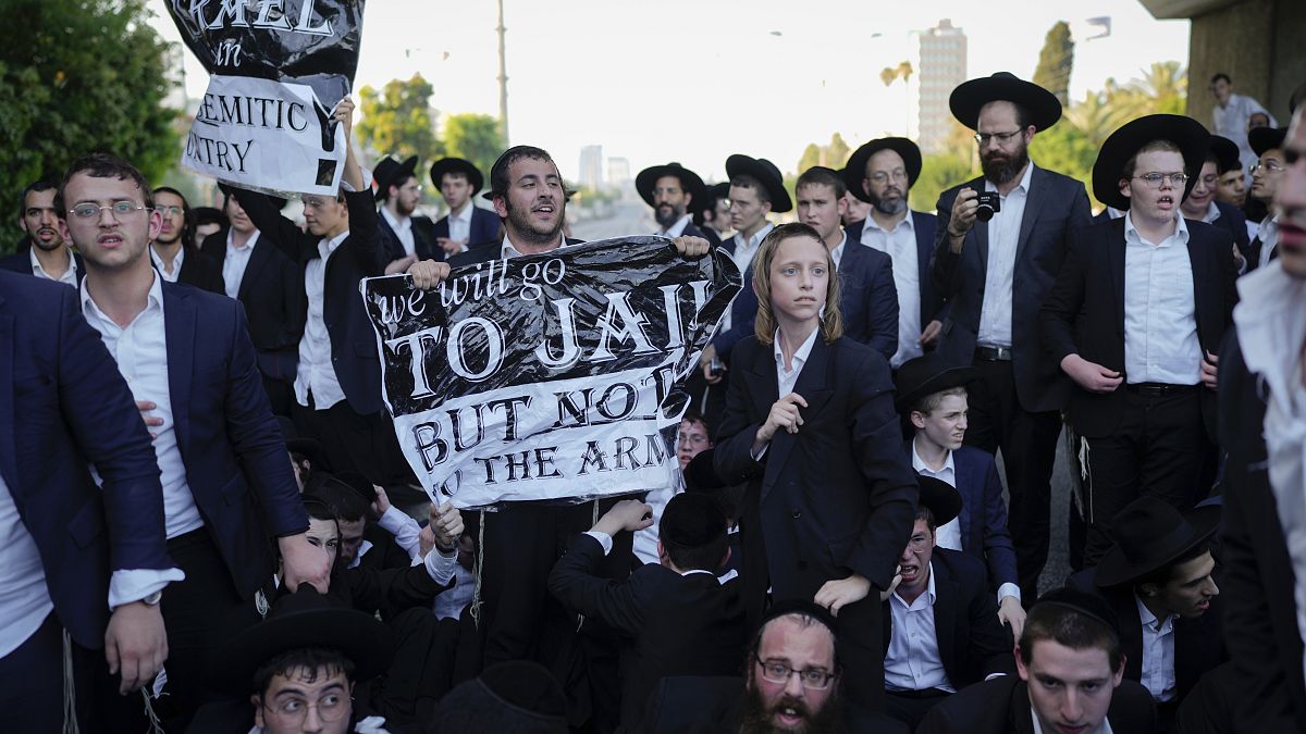 Des juifs ultra-orthodoxes bloquent une route pour protester contre le recrutement militaire à Bnei Brak, près de Tel Aviv, Israël, le mardi 16 juillet 2024.