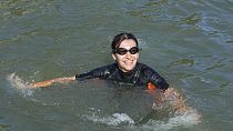 Anne Hidalgo nadou equipada com um fato de mergulho