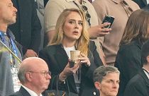 Η Adele κατά την έναρξη του ημιτελικού αγώνα μεταξύ της Ολλανδίας και της Αγγλίας στο Euro 2024