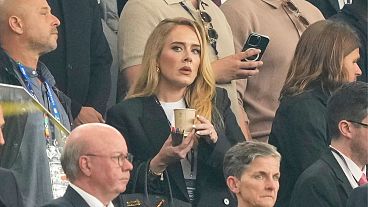 Η Adele κατά την έναρξη του ημιτελικού αγώνα μεταξύ της Ολλανδίας και της Αγγλίας στο Euro 2024