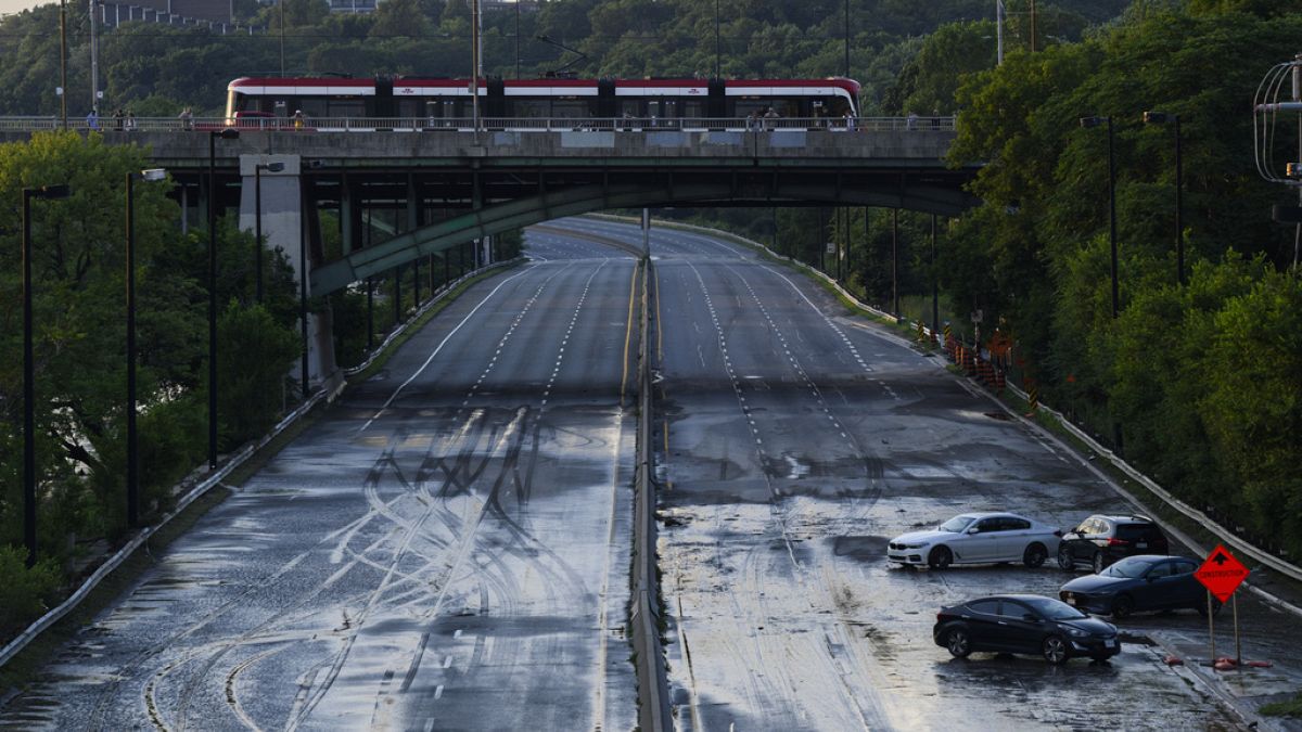 Des voitures restent bloquées sur la Don Valley Parkway alors que l'eau se retire suite à de fortes pluies qui ont causé des inondations, à Toronto le mardi 16 juillet 2024. 