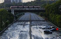 Des voitures restent bloquées sur la Don Valley Parkway alors que l'eau se retire suite à de fortes pluies qui ont causé des inondations, à Toronto le mardi 16 juillet 2024. 