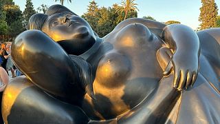 'Donna distesa', (2003) Bronzo, on display at Terrazza del Pincio