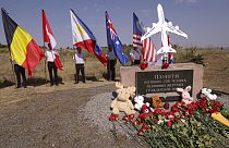 Hrabove köyü yakınlarında Malezya Havayollarına ait 17 sefer sayılı uçağın düştüğü yerde ölen yolcuların anısına sembolik bir yere konulan çiçekler ve oyuncaklar
