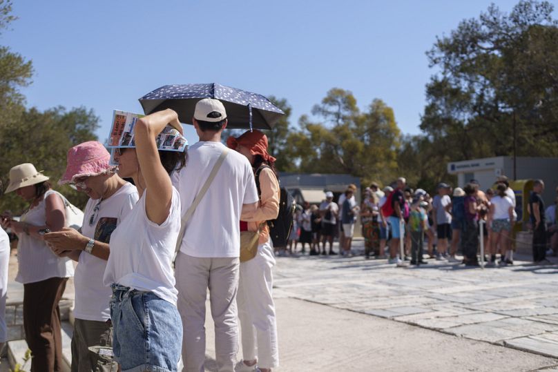 Ακρόπολη: Τουρίστες κάτω από τον καυτό ήλιο