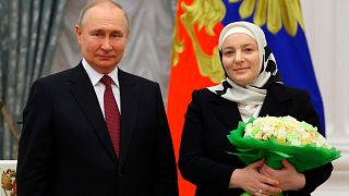 پوتین در حال قدردانی از مقام مادر در کنار همسر رمضان قدیرف، رهبر چچن در ماه مه ۲۰۲۳ 