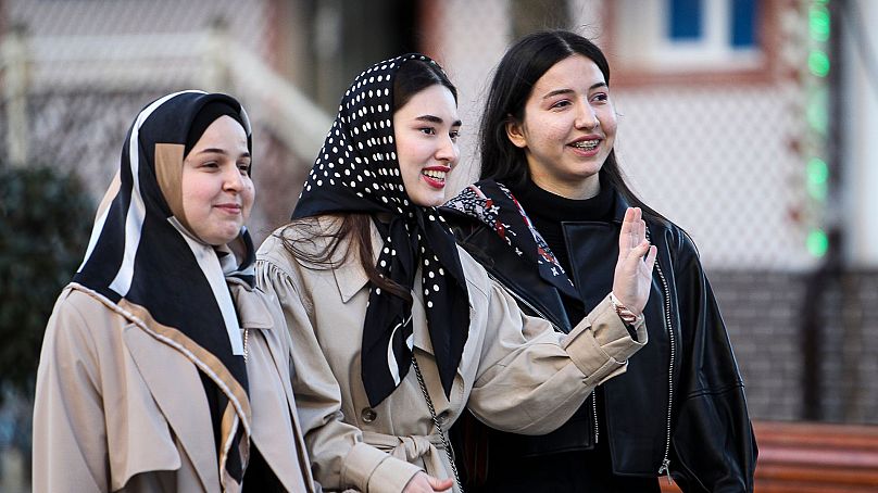 زنان جوان در خیابانی در گروزنی، مرکز چچن در روسیه،در دهم فوریه ۲۰۲۱ قدم می زنند.