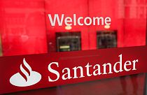 Imagen del logotipo del Banco Santander en la puerta de acceso a una de sus entidades.