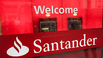 Imagen del logotipo del Banco Santander en la puerta de acceso a una de sus entidades.