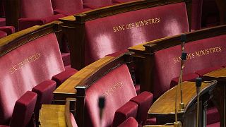 As bancadas dos ministros são vistas no interior da Assembleia Nacional Francesa, em Paris, a 9 de julho de 2024