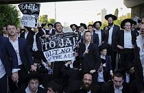 Ultra-Ortodoks Yahudiler, zorunlu asker alımını protesto etmek için yolu kapatıyor, Bnei Brak, İsrail, 16 Temmuz 2024.