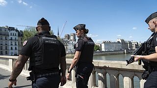 Paris'te silahlı polis memurları