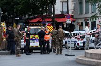 Rendőrök a helyszínen, ahol egy autó hajtott egy kávézó teraszának Párizs északi részén 2024. július 17-én