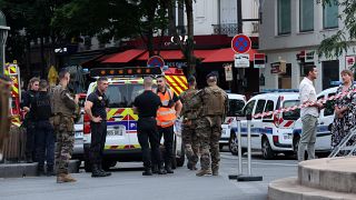 Rendőrök a helyszínen, ahol egy autó hajtott egy kávézó teraszának Párizs északi részén 2024. július 17-én