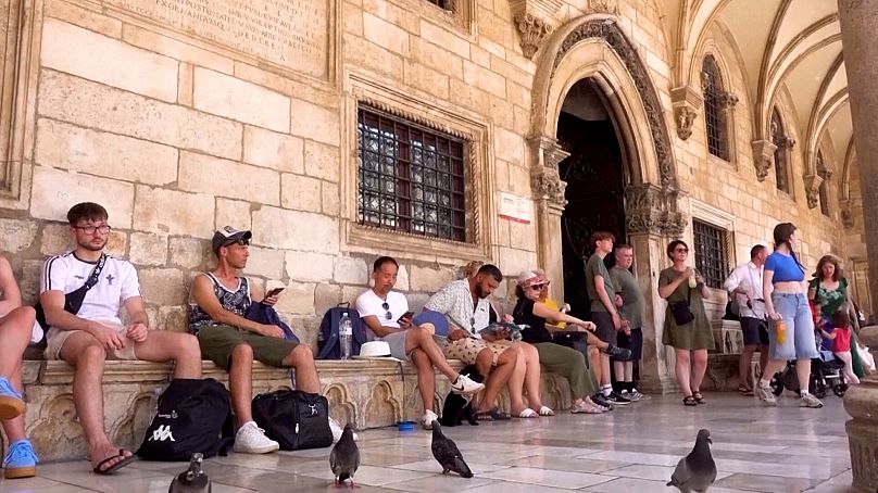 Des touristes se protègent du soleil à Dubrovnik