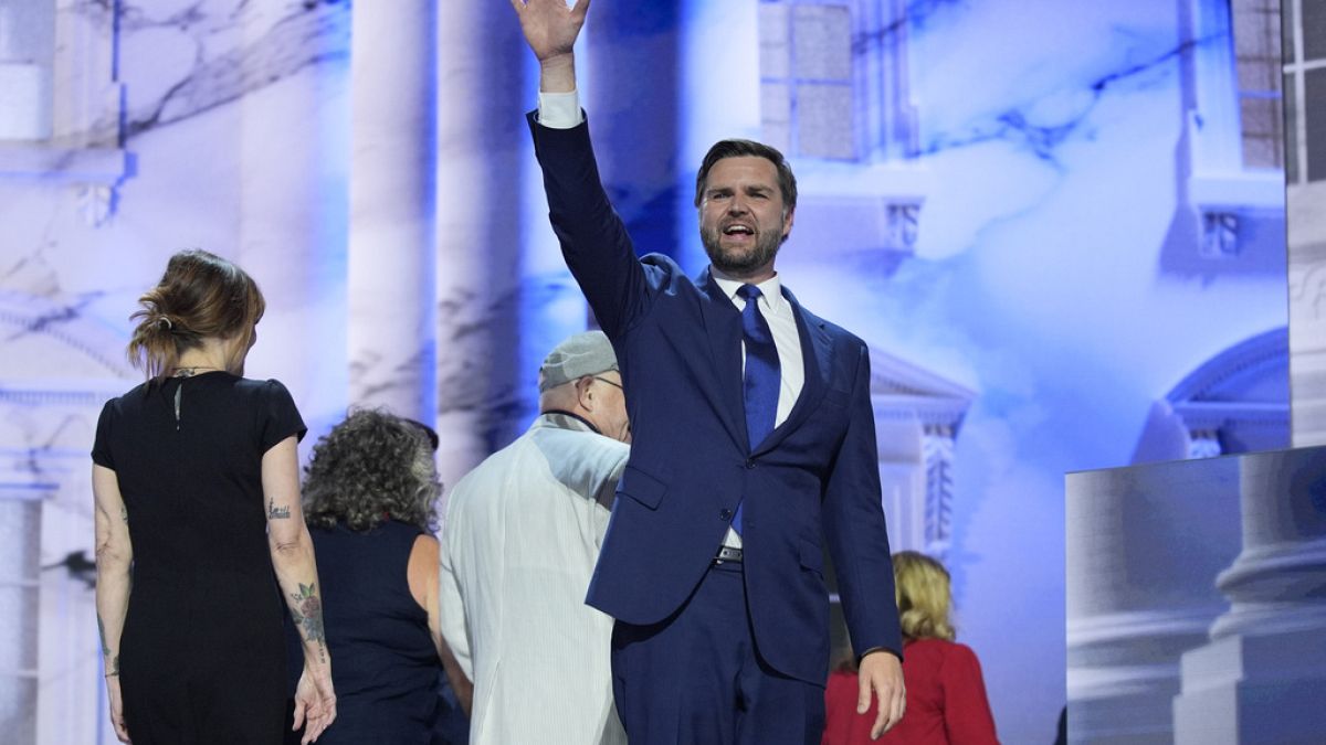 El candidato republicano a la vicepresidencia, J.D. Vance, saluda tras su intervención en la Convención Nacional Republicana en Milwaukee, el 17 de julio de 2024.