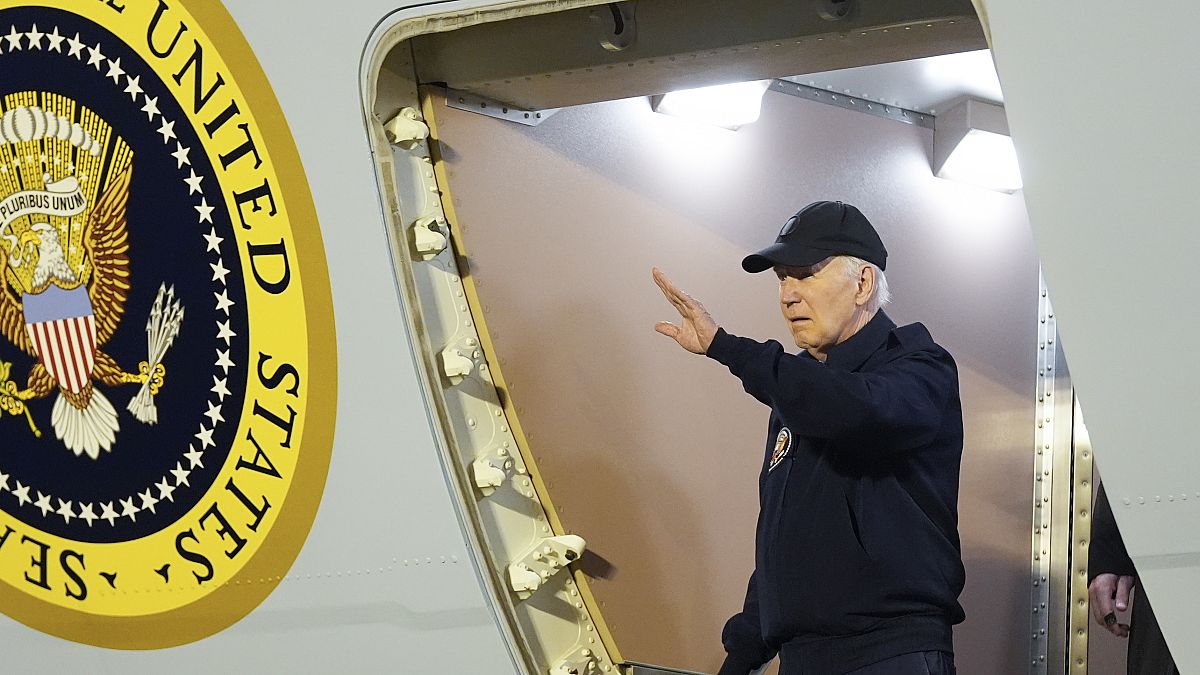 ABD Başkanı Joe Biden COVID-19 testinin pozitif çıkmasının ardından Air Force One'dan inerken görüntülendi.