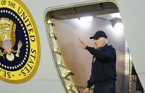 ABD Başkanı Joe Biden COVID-19 testinin pozitif çıkmasının ardından Air Force One'dan inerken görüntülendi.