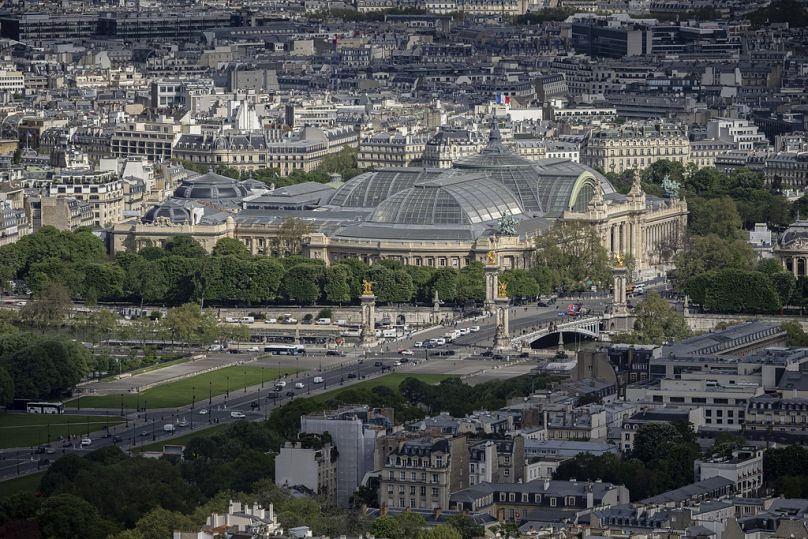 Der Grand Palais von Paris und die Pont Alexandre III. Im Grand Palais finden Fechten und Taekwondo statt, und auf der Pont Alexandre III finden Straßenradsport, Marathonschwi