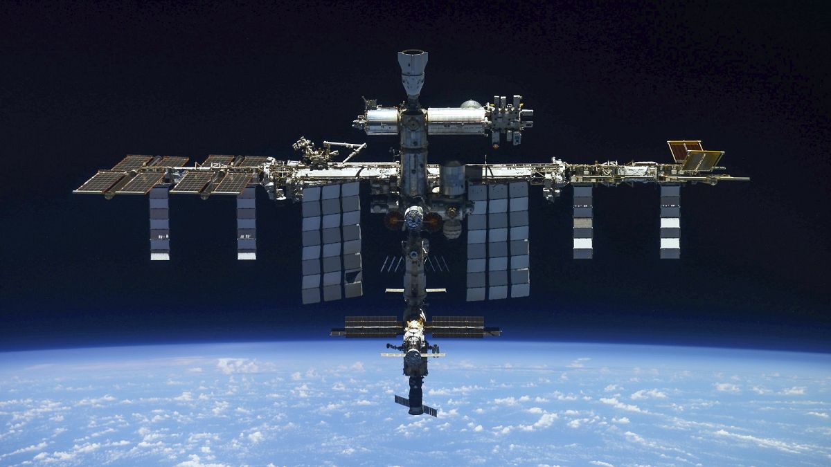 La Estación Espacial Internacional fotografiada por la tripulación de una nave espacial rusa Soyuz MS-19 tras desacoplarse de la estación.