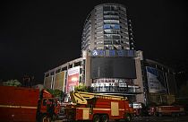  شاحنات الإطفاء متوقفة بالقرب من متجر متعدد الأقسام في مدينة زيغونغ بمقاطعة سيتشوان جنوب غرب الصين، الخميس 18 يوليو 2024، بعد الحريق المميت الذي اندلع داخله يوم الأربعاء