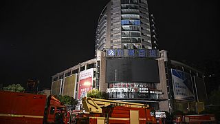  شاحنات الإطفاء متوقفة بالقرب من متجر متعدد الأقسام في مدينة زيغونغ بمقاطعة سيتشوان جنوب غرب الصين، الخميس 18 يوليو 2024، بعد الحريق المميت الذي اندلع داخله يوم الأربعاء