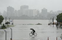 Un uomo in bicicletta sotto la pioggia lungo il fiume Han a Seoul, in Corea del Sud (18 luglio 2024)